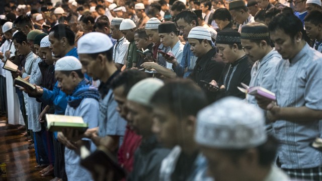Itikaf Ramadhan (Foto: ANTARAFOTO/Agung Rajasa)