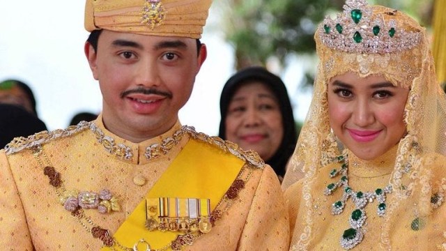 Menantu Sultan Brunei memakai zamrud (Foto: Ahim Rani/Reuters)