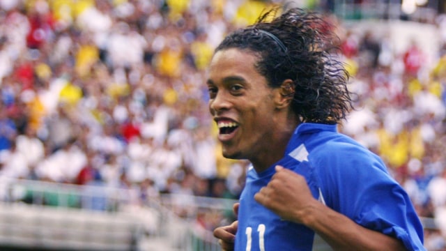 Selebrasi Ronaldinho ke gawang Inggris. (Foto: Antonio Scorza/AFP)