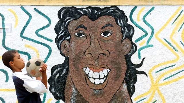 Mural Ronaldinho di Rio de Janeiro. (Foto: Bruno Domingoz/AFP)