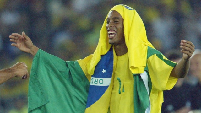 Ronaldinho usai menjuarai Piala Dunia 2002. (Foto: Patrick Hertzog/AFP)