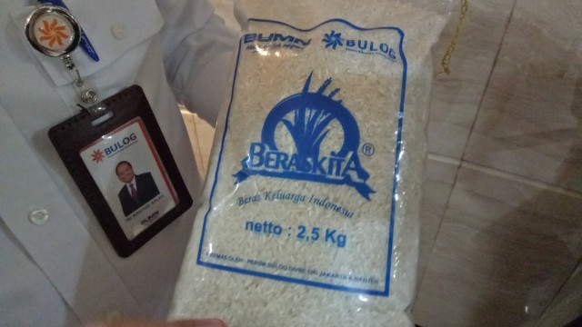 Bulog jual beras saset untuk zakat (Foto: Resya Firmansyah/kumparan)