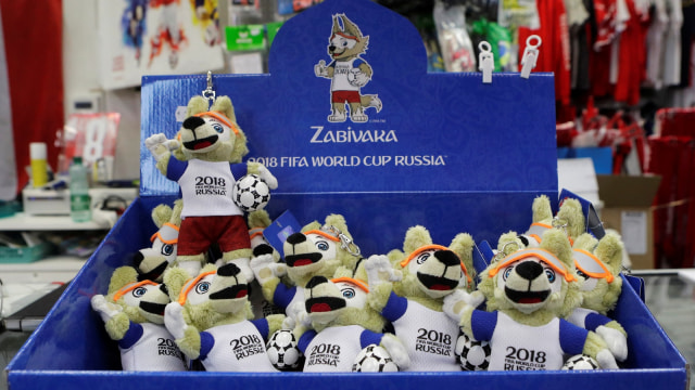 Logo Zabivaka di sebuah toko aksesoris. (Foto: Heinz-Peter Bader/Reuters)