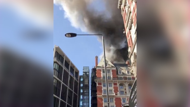 Kebakaran di Hotel Mandarin Oriental London (Foto: REUTERS/Twitter@MattheWickens)