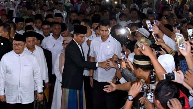 Jokowi Tarawih di Indramayu, Jawa Barat (Foto: Dok. Biro Pers Setpres)