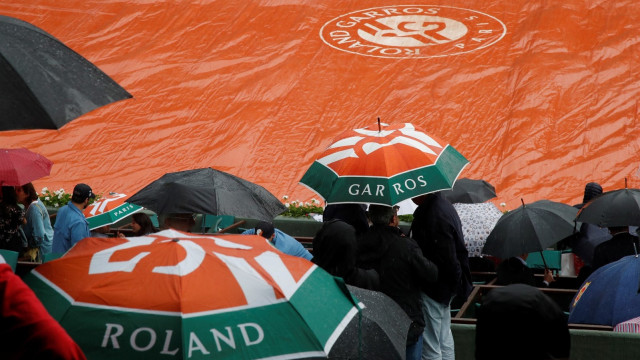Hujan deras di Stade Roland Garros. (Foto: Reuters/Charles Platiau)