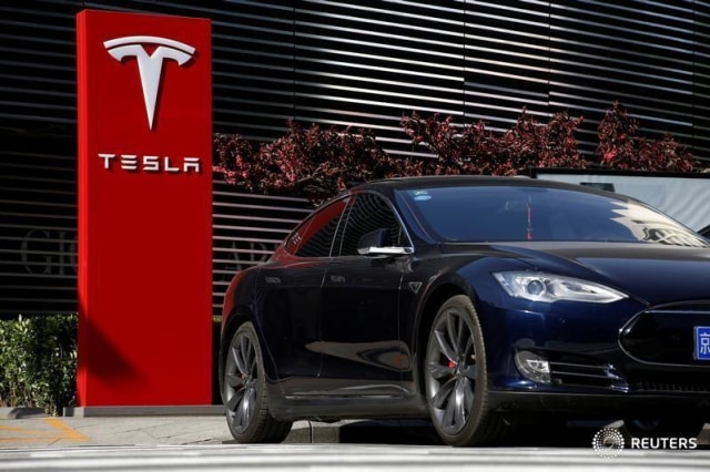 Tesla Tawarkan Ujicoba Autopilot Gratis