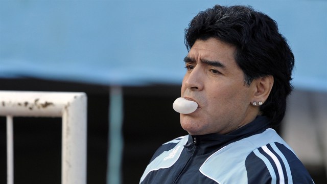 Maradona saat melatih Argentina. (Foto: AFP/Alejandro Pagni)