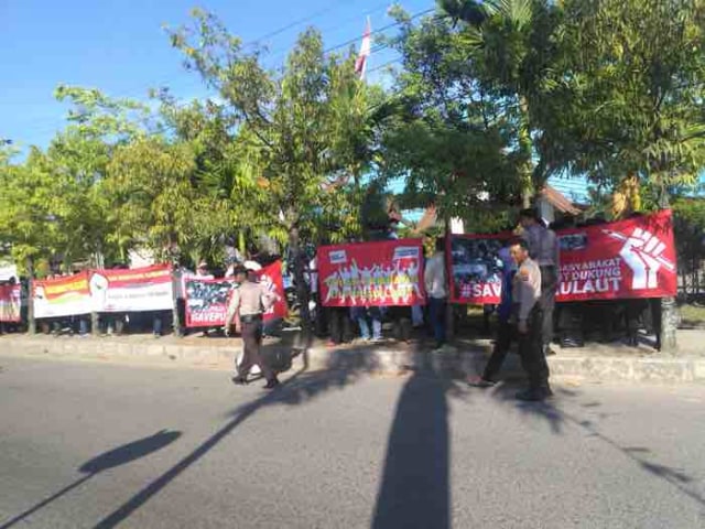 massa berdemo di ptun banjarmasin
