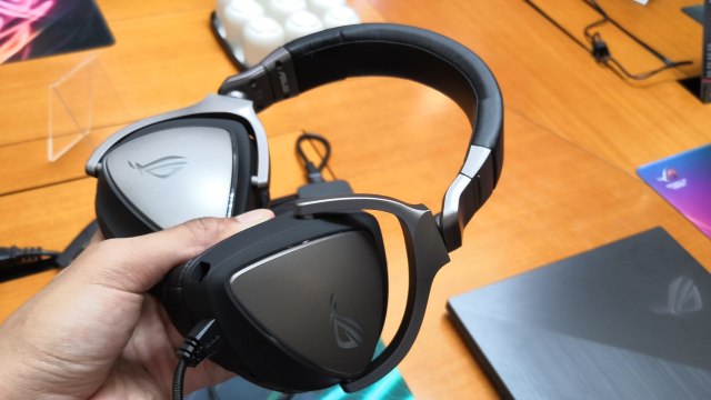 Headphone gaming Asus RoG Delta Type-C. (Foto: Utomo Priyambodo/kumparan)