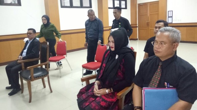 Lina, istri Sule, di Pengadilan Agama Cimahi (Foto: Regina Kunthy Rosary/kumparan)