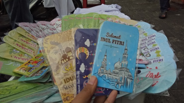 Para penjual angpao karakter di Tanah Abang