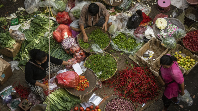 Aktivitas perdagangan di Pasar Minggu. (Foto: ANTARA FOTO/Aprillio Akbar)