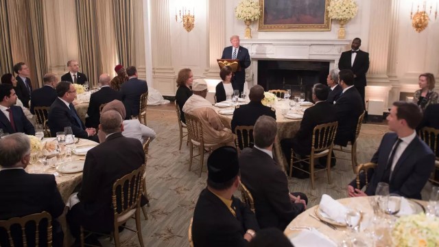 Trump Gelar Buka Puasa di Gedung Putih (Foto: ANDREW HARNIK/AFP)