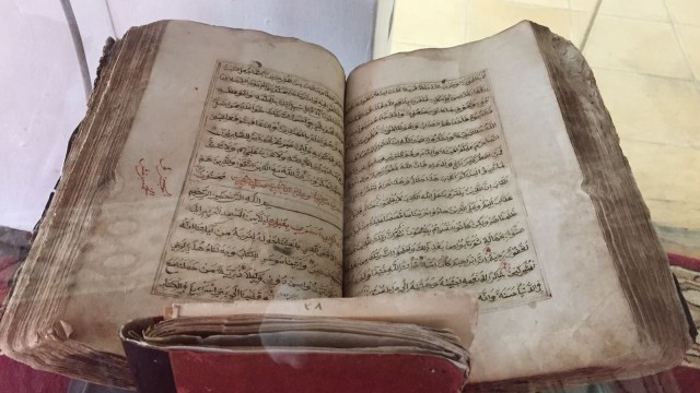 Al Quran teks khotbah Tubagus Mustofa Bakri (Foto: Yuana Fatwalloh/kumparan)