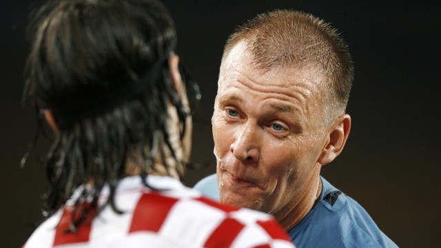 Graham Poll di laga Kroasia vs Australia. (Foto: TORSTEN BLACKWOOD / FILES / AFP)