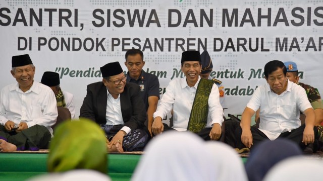 Jokowi di Ponpes Darul Ma'arif Indramayu  (Foto: Biro Setpres)