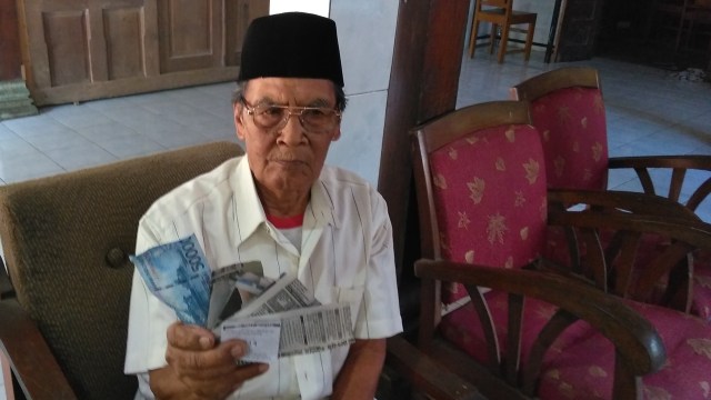 Trisno Sukarjo menunjukkan barang bukti gendam (Foto: Arfiansyah Panji Purnandaru/kumparan)