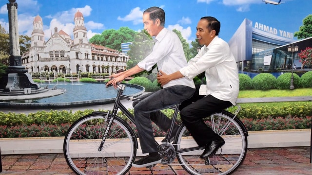 Replika Jokowi di Bandara Internasional Ahmad Yani  (Foto: Agus Suparto - Presidential Palace)