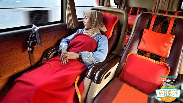 Pemudik tertidur di dalam bus. (Foto: Cornelius Bintang/kumparan)