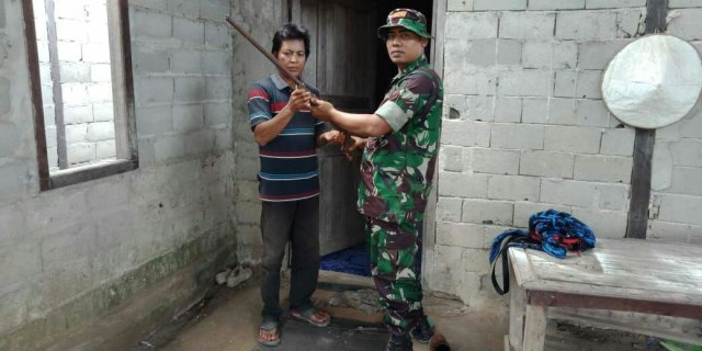 TNI Terima Senjata Api dari Masyarakat Perbatasan (1)