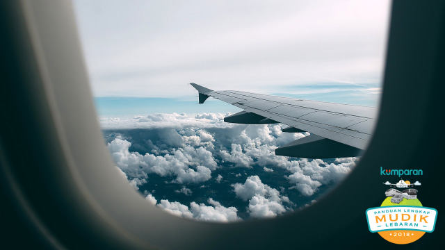 Pemandangan langit terlihat dari jendela pesawat. (Foto: Pixabay)