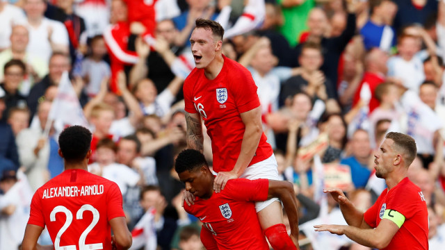Timnas Inggris merayakan gol. (Foto: Reuters/Jason Cairnduff)
