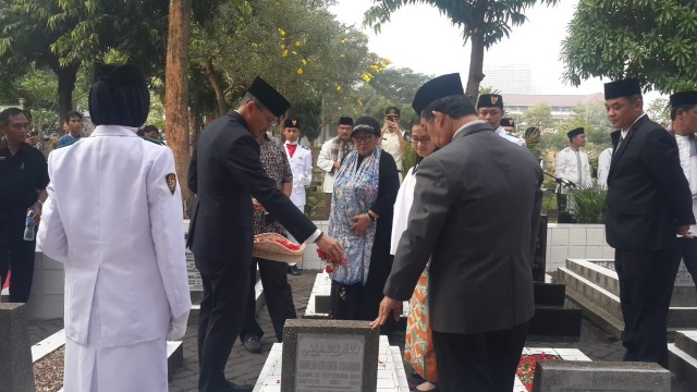 Sandiaga Uno tabur bunga di TPU Karet Bivak (Foto: Mirsan Simamora/kumparan)