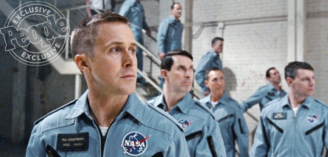 Ryan Gosling memakai seragam NASA (Foto: Universal Pictures via PEOPLE)