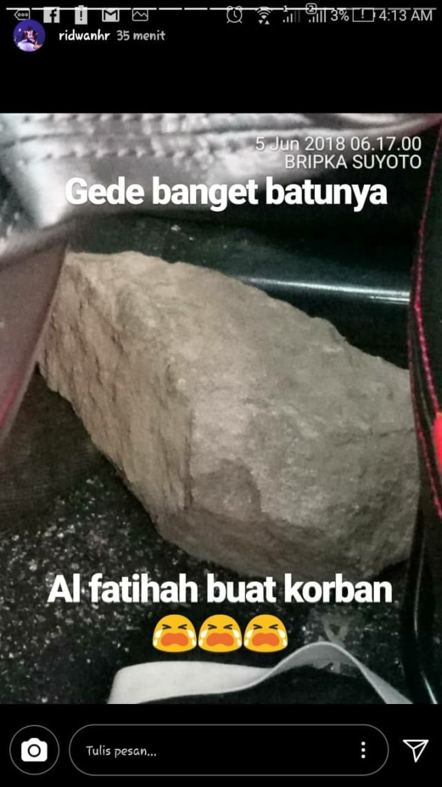 Batu yang digunakan untuk dilempar ke mobil. (Foto: Instagram story @ridwanhr)