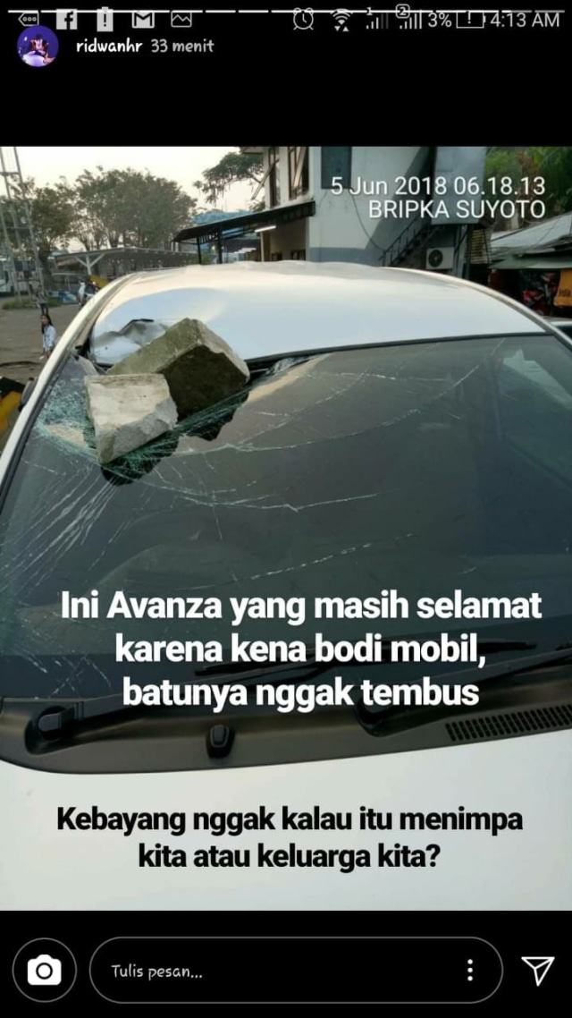 Mobil yang dilempar batu di jalan tol. (Foto: Instagram story @ridwanhr)