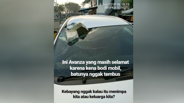 Mobil yang dilempar batu di jalan tol. (Foto: Dok. Istimewa)