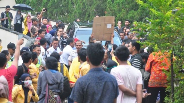 Mahasiswa Unnes kepung rektorat. (Foto: Dok. Siti Kholipah)