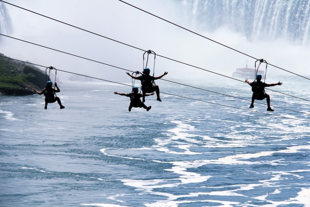 Zip Line Air Terjun Niagara (Foto: Flickr/Daryll)