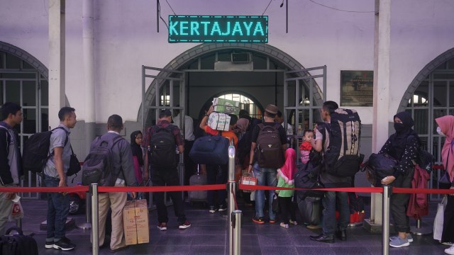 Pemudik di Stasiun Pasar Senen