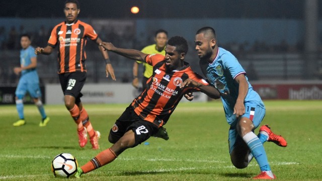 Saddil Ramdani berusaha mengejar bola (Foto: M Risyal Hidayat/Antara)