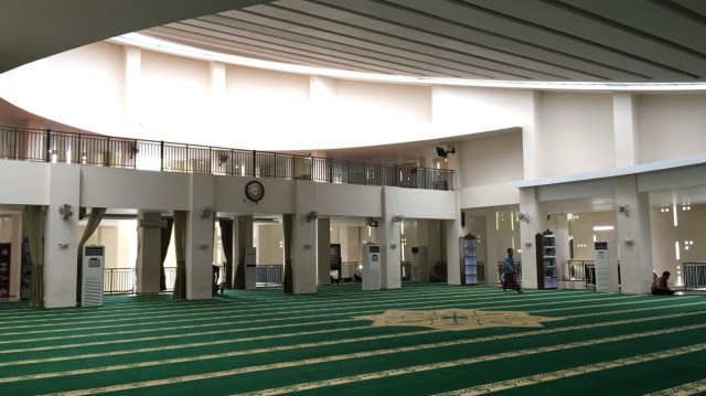 Melihat Masjid Berbalut Asmaul Husna Di Serpong Kumparan Com