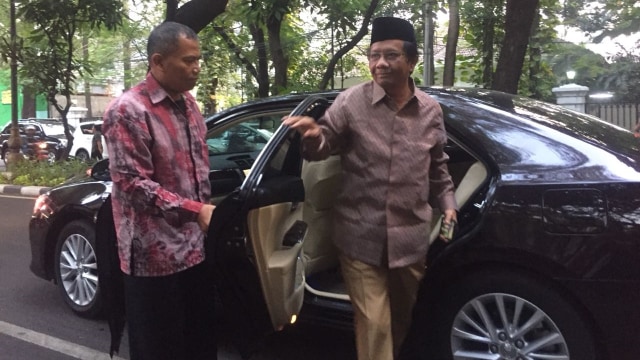 Mahfud MD hadir di kediaman Megawati. (Foto: Mirsan/kumparan)