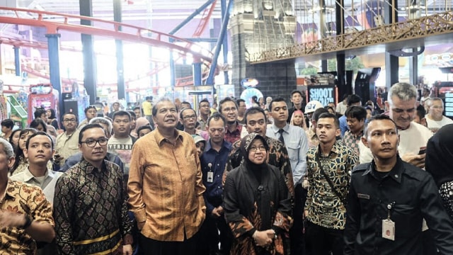 Chairul Tanjung dan Wali Kota Risma di Surabaya. (Foto: Instagram)