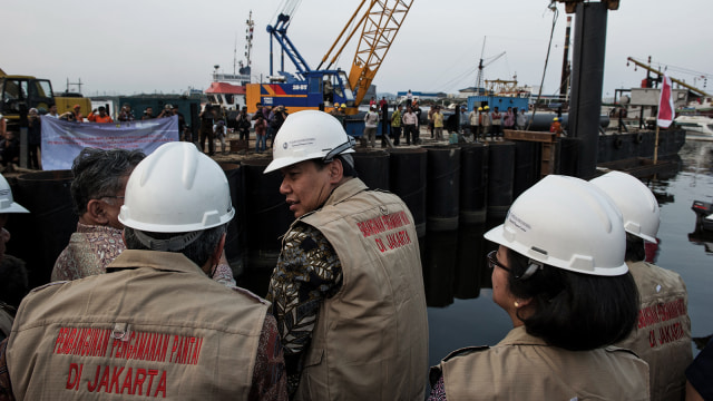 Chairul Tanjung melihat proyek di Teluk Jakarta. (Foto: AFP PHOTO/Romeo Gacad)