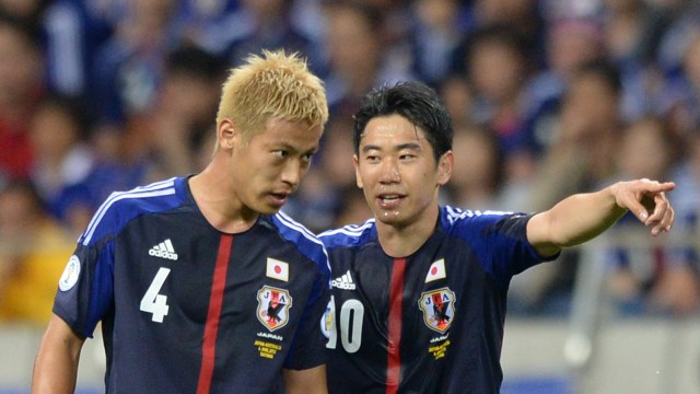 Keisuke Honda dan Shinji Kagawa berbincang. (Foto: AFP)