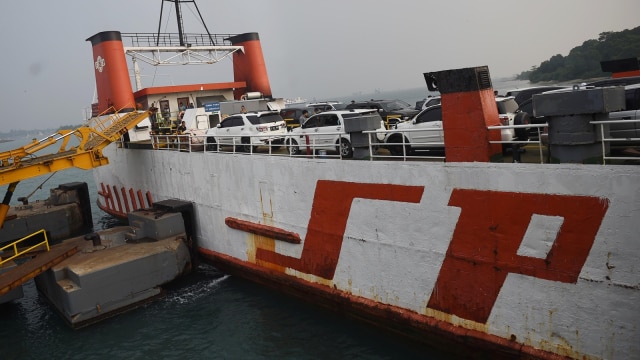 Kapal feri mengangkut pemudik di Merak (Foto: ANTARA FOTO/Akbar Nugroho Gumay)