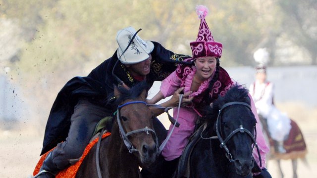 Tradisi Kyz Kuu di Kazakhstan. (Foto: AFP/VYACHESLAV OSELEDKO)