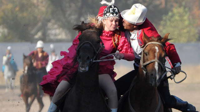 Tradisi Kyz Kuu di Kazakhstan. (Foto: AFP/VYACHESLAV OSELEDKO)