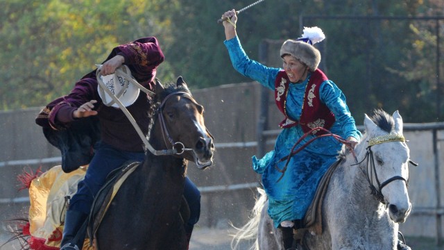 Tradisi Kyz Kuu di Kazakhstan. (Foto: AFP/VYACHESLAV OSELEDKO)