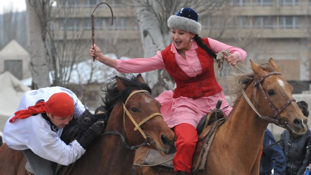 Tradisi Kyz Kuu di Kazakhstan. (Foto: AFP/VYACHESLAV OSELEDKO)