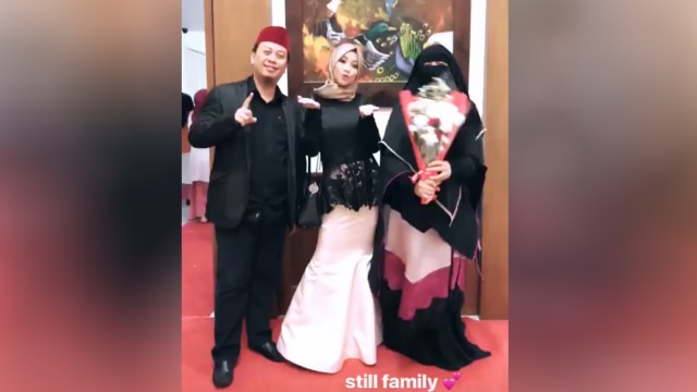 Opick bersama istri pertama dan anak mereka. (Foto: Instagram story @ghaniyasalma)
