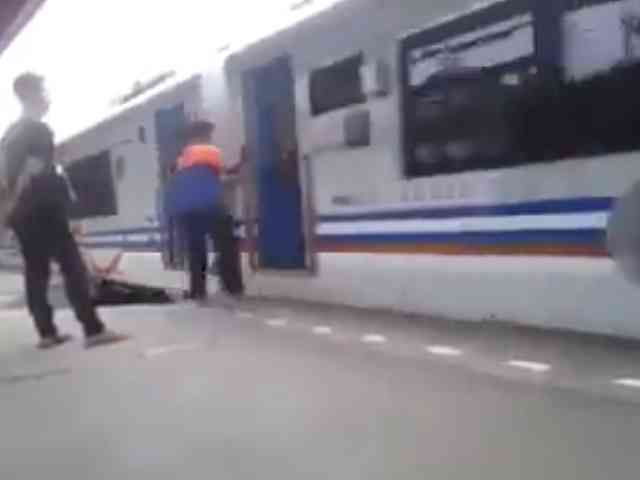 Sempat Viral, Ini Detik-detik Porter Tergilas Kereta Api di Stasiun Jatinegara