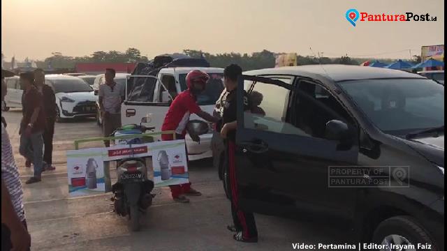Video: Aksi Petugas Pertamina Isi BBM di Jalan Tol dengan Motor