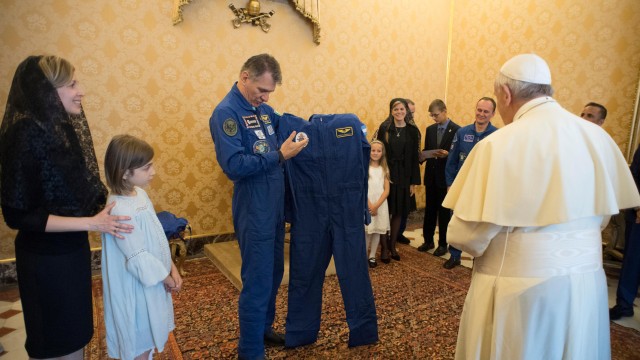 Paus menerima baju astronaut NASA. (Foto: Vatican Media/Handout)
